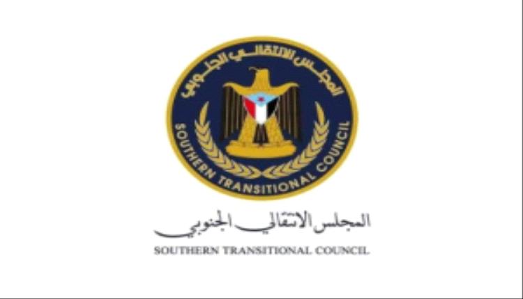 انتقالي أبين : استخدام الرصاص الحي ضد المتظاهرين السمليين في المكلا تصعيداً مرفوضاً وانتهاكاً صارخاً للمواثيق الدولية وحقوق الإنسان