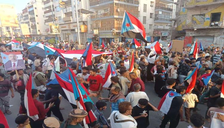 عدن تنتفض تضامناً مع حضرموت وتندد بانتهاكات سلطات الأمر الواقع