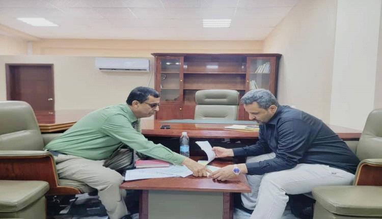 محافظ لحج "مراد الحالمي" يناقش مع مدير عام الصحة إطلاق حملة رش ضبابي ورذاذي لمكافحة البعوض في الحوطة وتبن