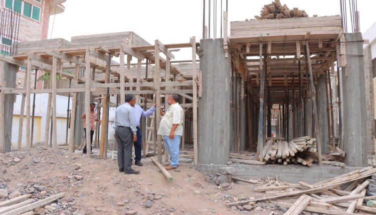 مدير عام خورمكسر يطّلع على تقدم العمل في مشروع فصول جديدة بثانوية عبدالباري للبنات