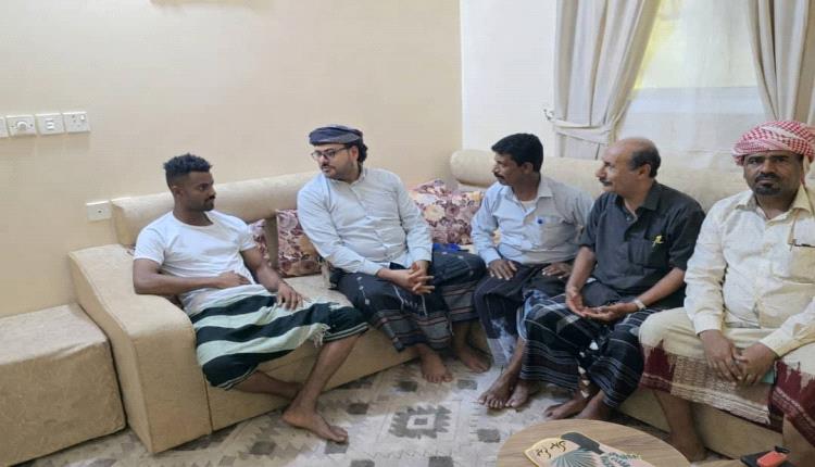 رئيس انتقالي حضرموت يتفقد الجريح أسامة الجامع ويؤكد متابعته المباشرة لنقله للعلاج في الخارج