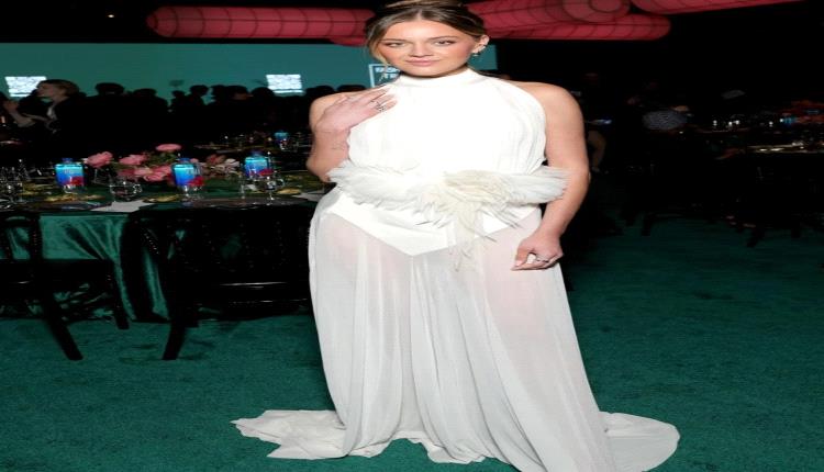 كيلسي باليريني بأسلوبها الراقي… فستان أبيض يخطف الأنظار بتفاصيل مفاجئة