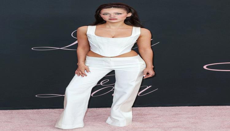 من الكاجوال إلى الأناقة… نيكولا بيلتز تتألق بإطلالة بيضاء صيفية