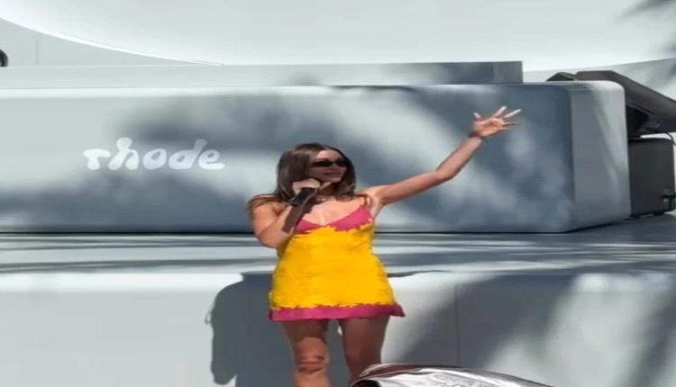 هايلي بيبر بأسلوبها المميز… فستان قصير يخطف الأنظار في كوتشيلا