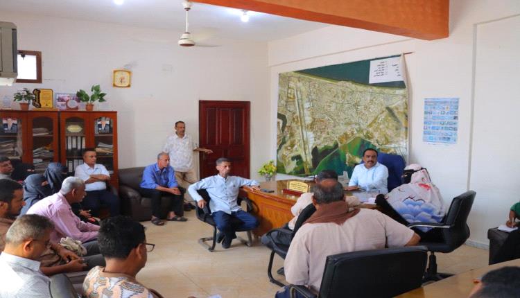 مدير عام خور مكسر يعقد اجتماعًا لمناقشة تنظيم الأسواق ومعالجة العشوائيات وتحسين خدمات الإنارة