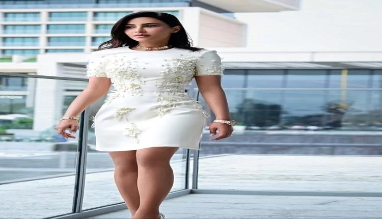أناقة متألقة… مهيرة عبد العزيز تخطف الأضواء بفستان قصير