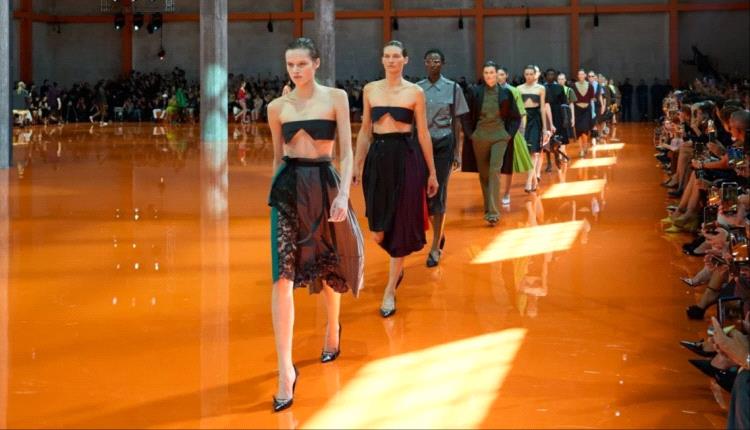 من الغناء إلى الموضة… سابرينا كاربنتر بأسلوب استعراضي لافت