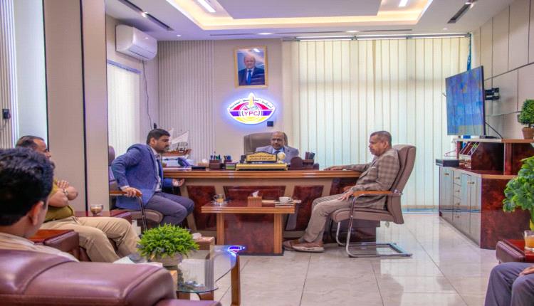 وزير النفط والمعادن يطلع على سير العمل في شركة النفط اليمنية
