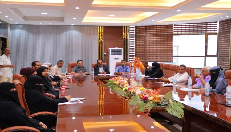 الزهري يترأس الاجتماع الدوري للمكتب التنفيذي بخورمكسر ويؤكد على تعزيز الأداء الخدمي وتطوير الأنشطة الشبابية والدينية