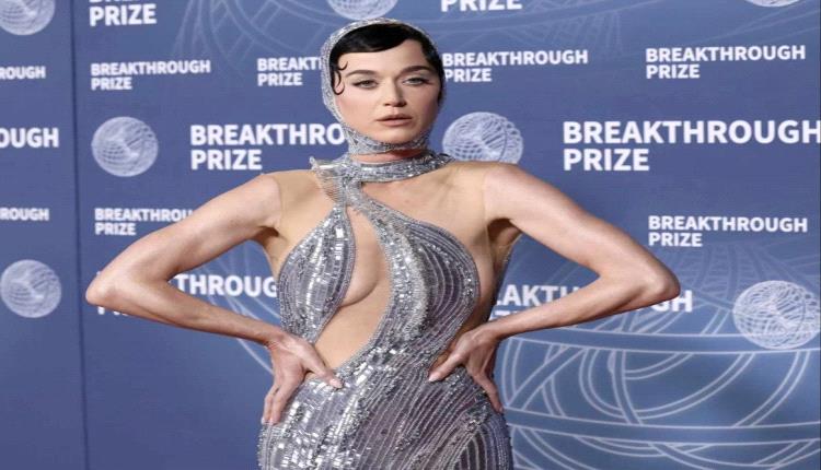 كاتي بيري بأسلوبها الخاص… رحلة من الجرأة إلى الأناقة