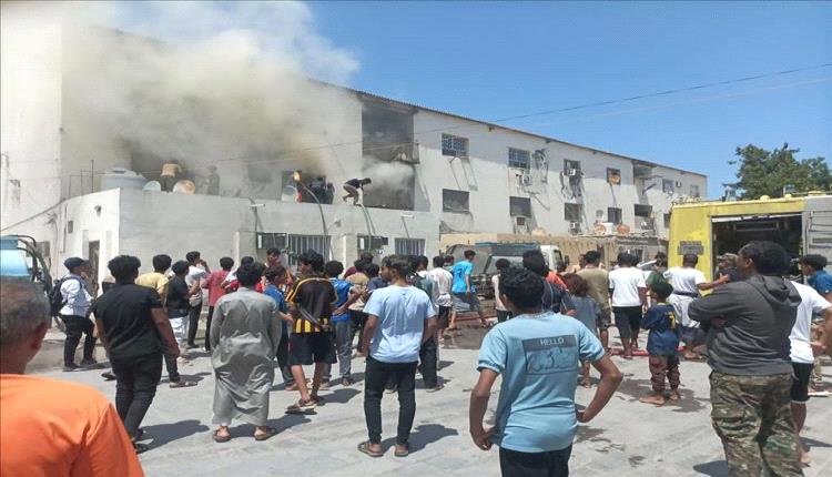 تدخل سريع لفرق الإطفاء يمنع كارثة في عمائر الأحمدي بخور مكسر ويحاصر النيران