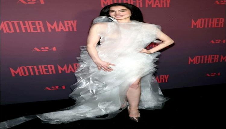 آن هاثاوي بأسلوبها الخاص… فستان شفّاف يبرز الأنوثة