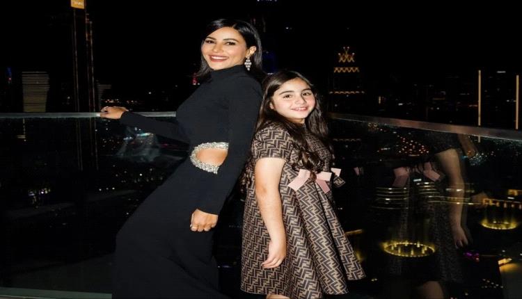 لحظات لطيفة… مهيرة عبد العزيز تلهو مع طفلتها بطريقة عفوية