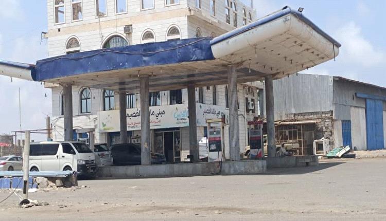 صحفي: المشتقات النفطية الأكثر تضررا.. ورفع الأسعار خيار لتجنب الأسوأ