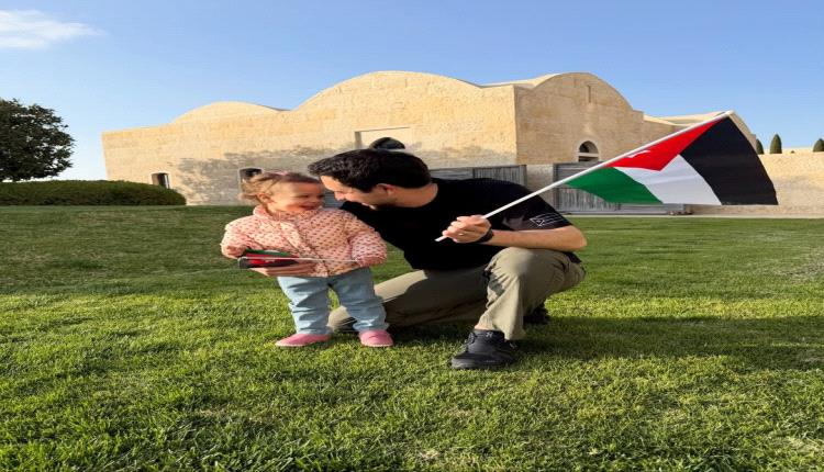 لحظات عائلية ملكية… الأمير الحسين يحتفل مع الأميرة إيمان بيوم العلم الأردني