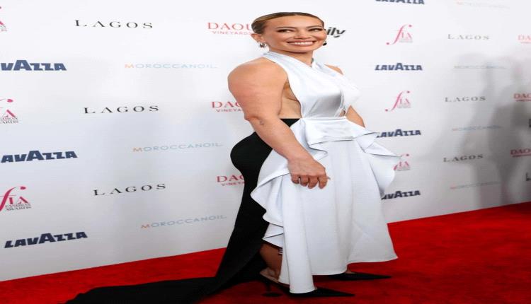 هيلاري داف تخطف الأنظار بفستان كشكشة بتصميم أنيق وتفاصيل خلفية لافتة