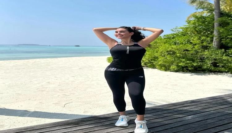 الليغينغ الكلاسيكي يصبح الخيار المفضل لإطلالات النجمات اليومية