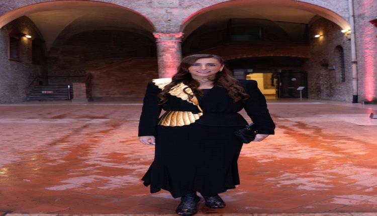 الشيخة بدور القاسمي تشعل السجادة الحمراء بإطلالة فاخرة في الجوائز