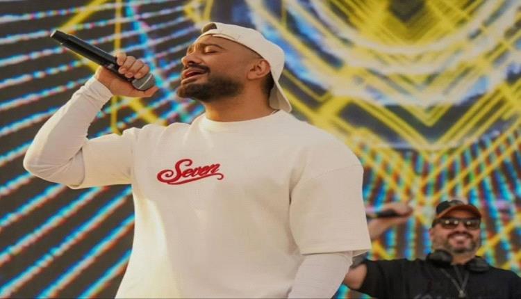 تامر حسني يثير فضول الجمهور بظهوره في حفل زفاف عائلي خاص