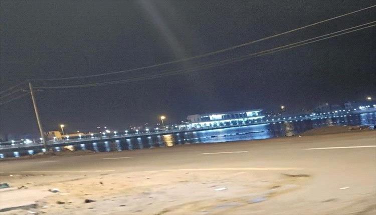 ارتفاع مفاجئ لمنسوب مياه البحر في عدن يثير قلق الأهالي