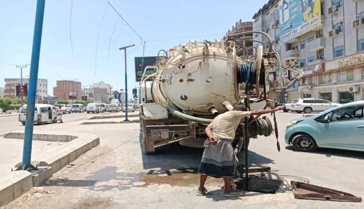 مياه عدن: إصلاح خلل كبير في شبكة الصرف الصحي الممتدة من جولة الكثيري إلى كابوتا