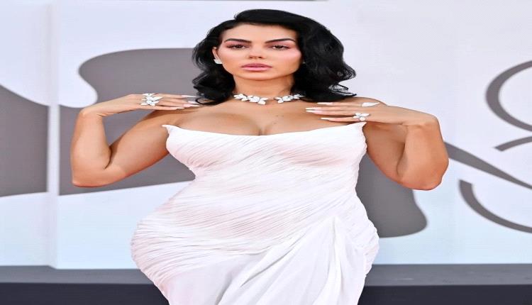 جورجينا رودريغيز تتحدث عن رمز الأناقة في إطلالاتها البيضاء