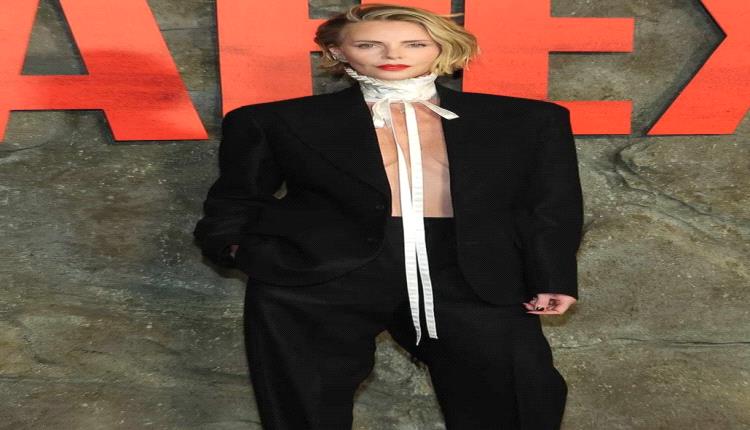 شارليز ثيرون تعيد تعريف الموضة بإطلالة من مجموعة Dior الرجالية