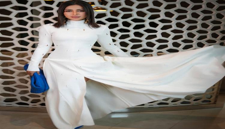 مهيرة عبد العزيز تثير الإعجاب بفستان أبيض أنيق في أحدث ظهور