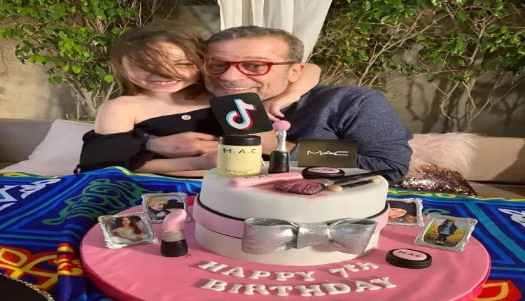 شريف منير يخطف الأنظار برسالة حانية لحفيدته في يوم ميلادها