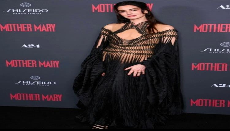 آن هاثاواي تثير الإعجاب بتصميم أنثوي أنيق في أحدث ظهور