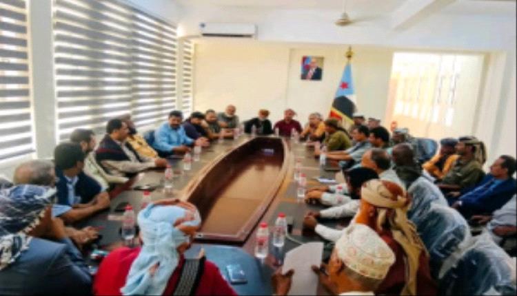 اليزيدي يترأس لقاءً قبلياً موسعاً لعدد من مشائخ وقبائل لحج بالعاصمة عدن