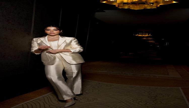 يارا السكري تثير الإعجاب ببدلة حريرية أنيقة تخطف الأنظار