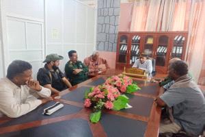 مدير عام زنجبار يناقش المستجدات الأمنية والإدارية ويشيد بقرار رفع الجبايات غير القانونية وتنظيم نقاط التحصيل