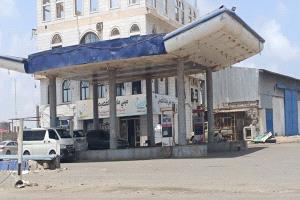 صحفي: المشتقات النفطية الأكثر تضررا.. ورفع الأسعار خيار لتجنب الأسوأ