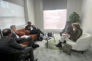 في لقاء مع صحفيين بريطانيين .. البيض يستعرض التطورات في الجنوب