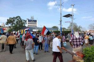 جماهير غفيرة تفتح مقر الجمعية العمومية في عدن وتُعيد رفع صورة الرئيس الزبيدي