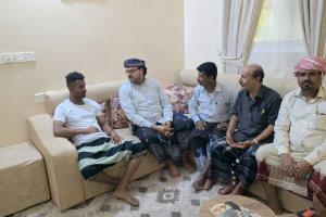 رئيس انتقالي حضرموت يتفقد الجريح أسامة الجامع ويؤكد متابعته المباشرة لنقله للعلاج في الخارج