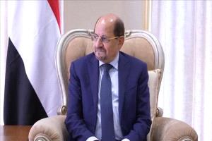 رئيس الوزراء يغادر عدن إلى الرياض..هل هرب بعد فشله في توفير الخدمات؟