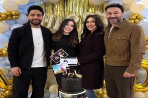 لحظة ممتعة… أحمد جمال يحتفل بعيد ميلاده بمفاجأة من العائلة والزملاء