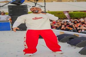 تامر حسني يثير الجدل بتعليقه على “الفتنة الغذائية” وانتقادات حادة من كاتب شهير