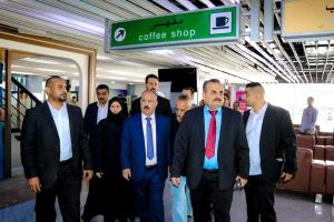 وزير النقل يتفقد سير العمل و مستوى الأداء في مطار عدن الدولي