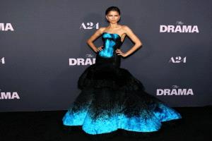 إطلالة مذهلة… زيندايا تتألق بفستان استغرق تصميمه 8000 ساعة