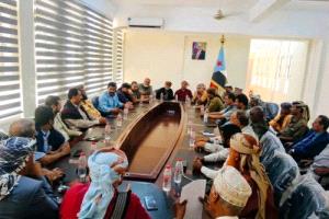 اليزيدي يترأس لقاءً قبلياً موسعاً لعدد من مشائخ وقبائل لحج بالعاصمة عدن