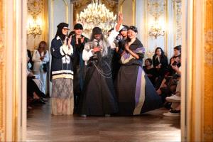 أسبوع الموضة المحتشمة في باريس يبرز مفهوم الأناقة المدروسة والرقي العصري في أحدث عروضه