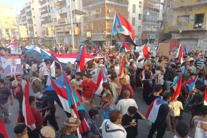 عدن تنتفض تضامناً مع حضرموت وتندد بانتهاكات سلطات الأمر الواقع