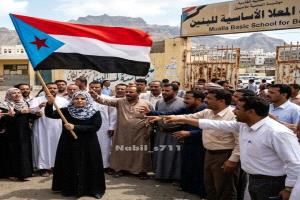 إقصاء معلمة في عدن بعد رفعها علم الجنوب… واستهداف متصاعد للصوت الجنوبي في المرافق التربوية