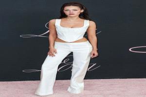 من الكاجوال إلى الأناقة… نيكولا بيلتز تتألق بإطلالة بيضاء صيفية