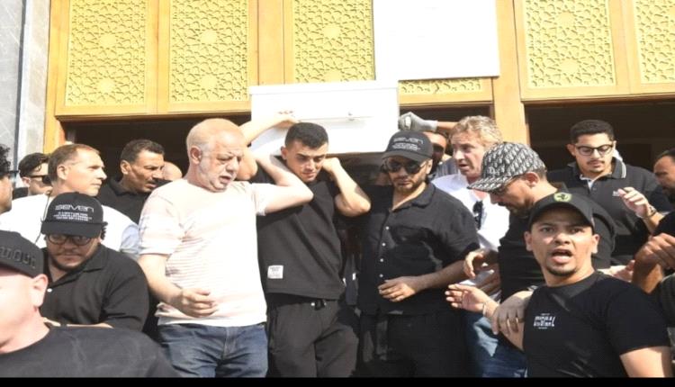 تامر حسني يحمل نعش والده والتأثر على ملامحه.. وقرار مفاجئ بعدم إقامة عزاء للراحل حسني شريف