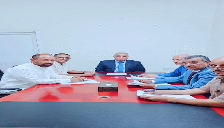 وزير التربية والتعليم العبادي يترأس اجتماع لجنة المناقصات بالمؤسسة العامة لمطابع الكتاب المدرسي