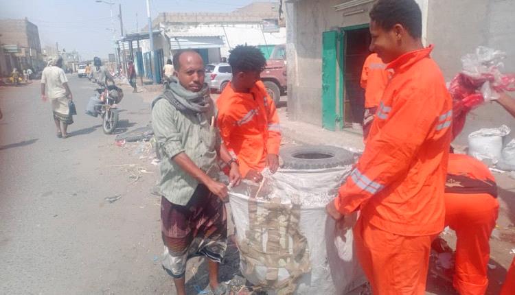 صندوق النظافة بأحور يواصل حملة إزالة مخلفات الرياح من الشوارع والأسواق